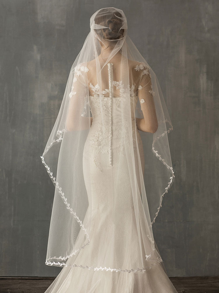 http://www.ballbella.com/cdn/shop/files/one-tier-piping-tulle-finished-edge-drop-wedding-veil-wedding-veils_1024x.jpg?v=1701982898