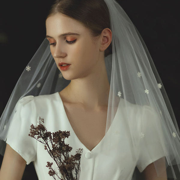 https://www.ballbella.com/cdn/shop/files/ivory-two-tier-bows-tulle-cut-edge-drop-wedding-veils-wedding-veils_600x600_crop_center.jpg?v=1701982805