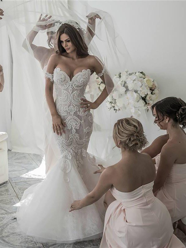 This Sleeveless Mermaid Tulle Chapel Train Wedding Dresses at ballbella.com will make your guests say wow. The Off-the-shoulder bodice is thoughtfully lined, and the skirt with to provide the airy.