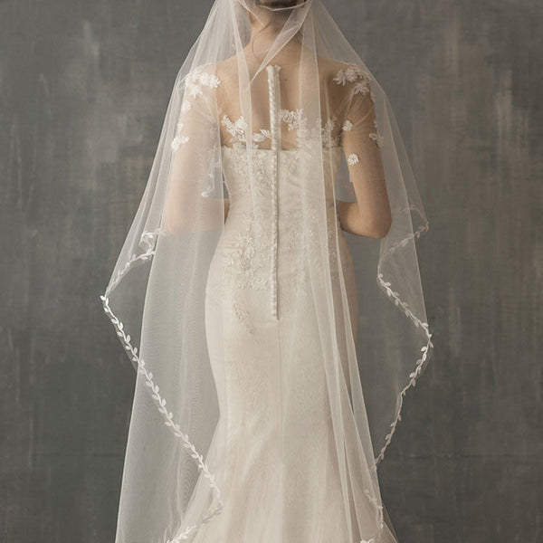 https://www.ballbella.com/cdn/shop/files/one-tier-piping-tulle-finished-edge-drop-wedding-veil-wedding-veils_600x600_crop_center.jpg?v=1701982898